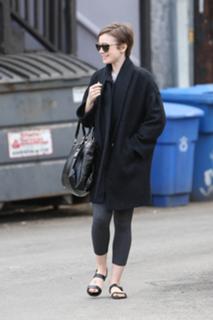 Lily Collins feet photo thumbnail