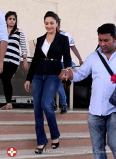 Madhuri Dixit feet photo thumbnail