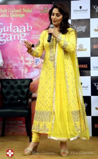 Madhuri Dixit feet photo thumbnail