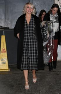 Julianne Hough feet photo thumbnail