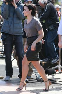 Demi Lovato feet photo thumbnail