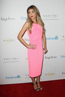 Sarah Hyland feet photo thumbnail
