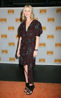 Gwyneth Paltrow feet photo thumbnail