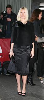 Gwyneth Paltrow feet photo thumbnail