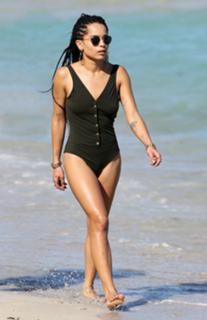 Zoë Kravitz feet photo thumbnail