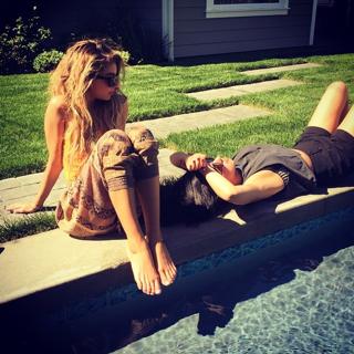 Sarah Hyland feet photo thumbnail