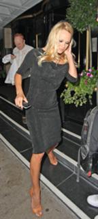 Pamela Anderson feet photo thumbnail