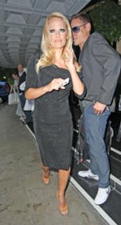 Pamela Anderson feet photo thumbnail