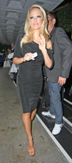 Pamela Anderson feet photo thumbnail