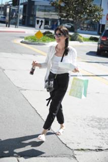 Selma Blair feet photo thumbnail