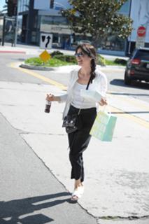 Selma Blair feet photo thumbnail