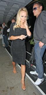 Pamela Anderson feet photo thumbnail