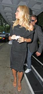 Pamela Anderson feet photo thumbnail