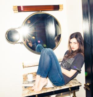 Phoebe Tonkin feet photo thumbnail