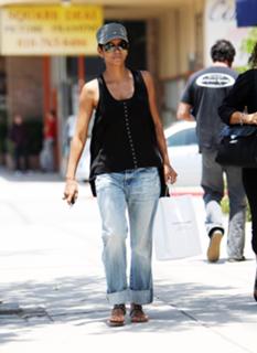 Halle Berry feet photo thumbnail
