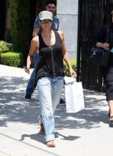 Halle Berry feet photo thumbnail