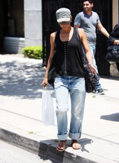 Halle Berry feet photo thumbnail