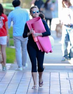 Reese Witherspoon feet photo thumbnail