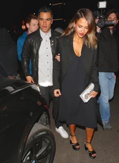 Jessica Alba feet photo thumbnail