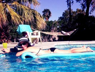 Angela Kinsey feet photo thumbnail