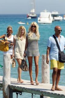 Victoria Silvstedt feet photo thumbnail