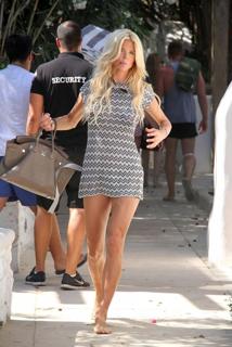Victoria Silvstedt feet photo thumbnail
