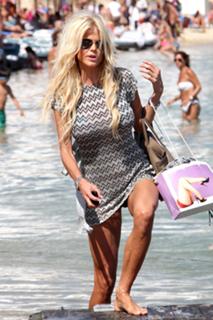Victoria Silvstedt feet photo thumbnail