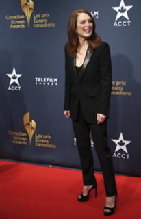 Julianne Moore feet photo thumbnail