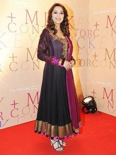 Madhuri Dixit feet photo thumbnail