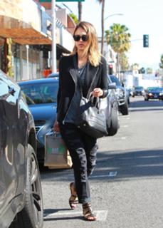 Jessica Alba feet photo thumbnail
