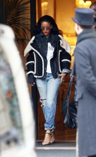 Rihanna feet photo thumbnail