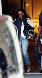 Rihanna feet photo thumbnail