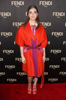 Hailee Steinfeld feet photo thumbnail