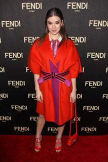 Hailee Steinfeld feet photo thumbnail