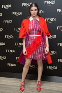 Hailee Steinfeld feet photo thumbnail
