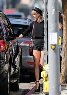 Taylor Swift feet photo thumbnail