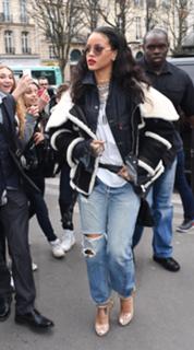 Rihanna feet photo thumbnail