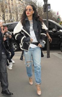 Rihanna feet photo thumbnail