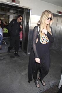 Khloé Kardashian feet photo thumbnail
