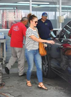 Minka Kelly feet photo thumbnail