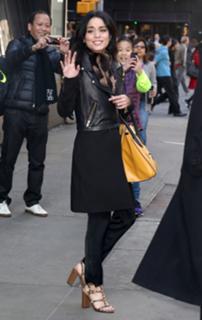 Vanessa Hudgens feet photo thumbnail