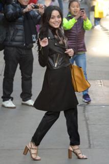 Vanessa Hudgens feet photo thumbnail