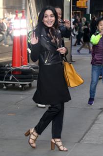 Vanessa Hudgens feet photo thumbnail