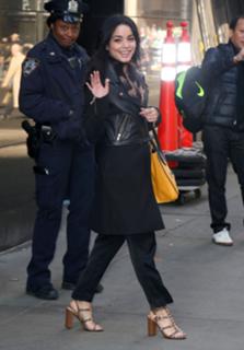 Vanessa Hudgens feet photo thumbnail