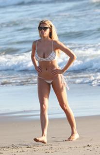 Charlotte McKinney feet photo thumbnail