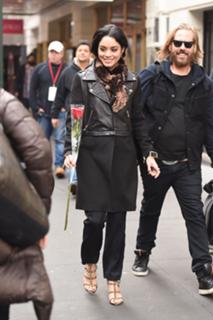 Vanessa Hudgens feet photo thumbnail