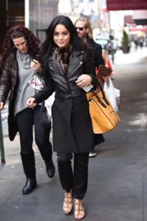 Vanessa Hudgens feet photo thumbnail