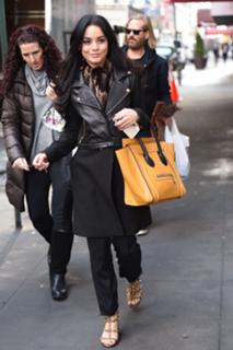 Vanessa Hudgens feet photo thumbnail