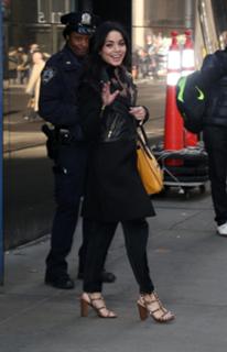 Vanessa Hudgens feet photo thumbnail