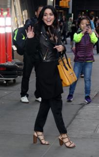 Vanessa Hudgens feet photo thumbnail